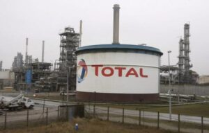 Lee más sobre el artículo Total disputa a Repsol un hueco en el negocio eléctrico